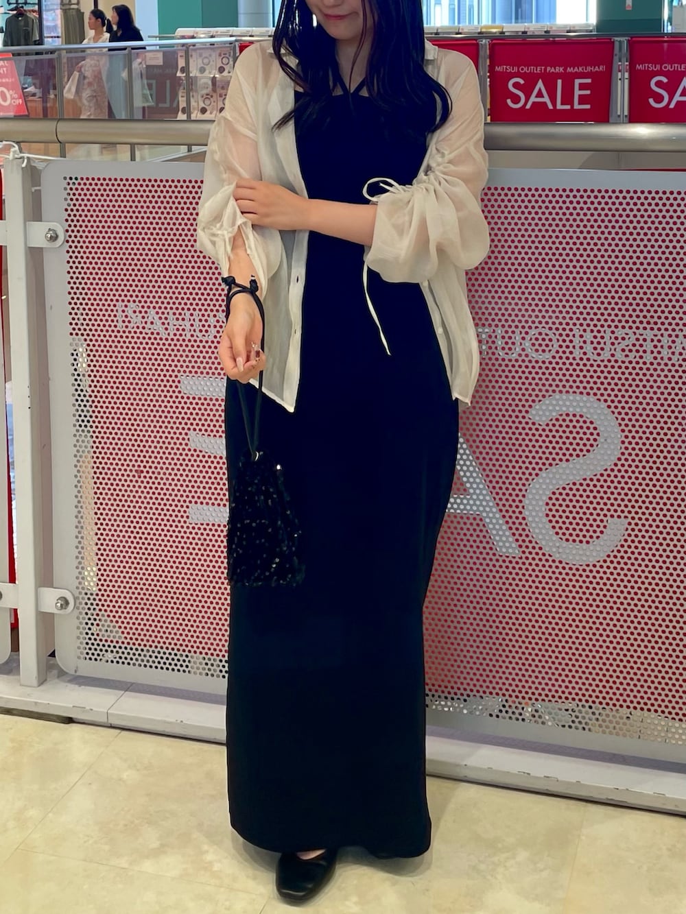 ホワイト系のシャツ/ブラウス、ブラック系のワンピースを着用したレディースの夏コーディネートの3枚目の写真