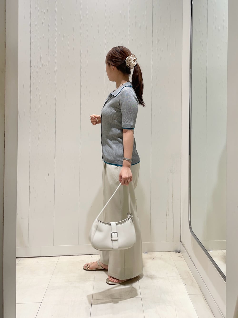 グレー系のカーディガン/ボレロ、ホワイト系のその他パンツ、ゴールド系のサンダルを着用したレディースの夏コーディネートの2枚目の写真