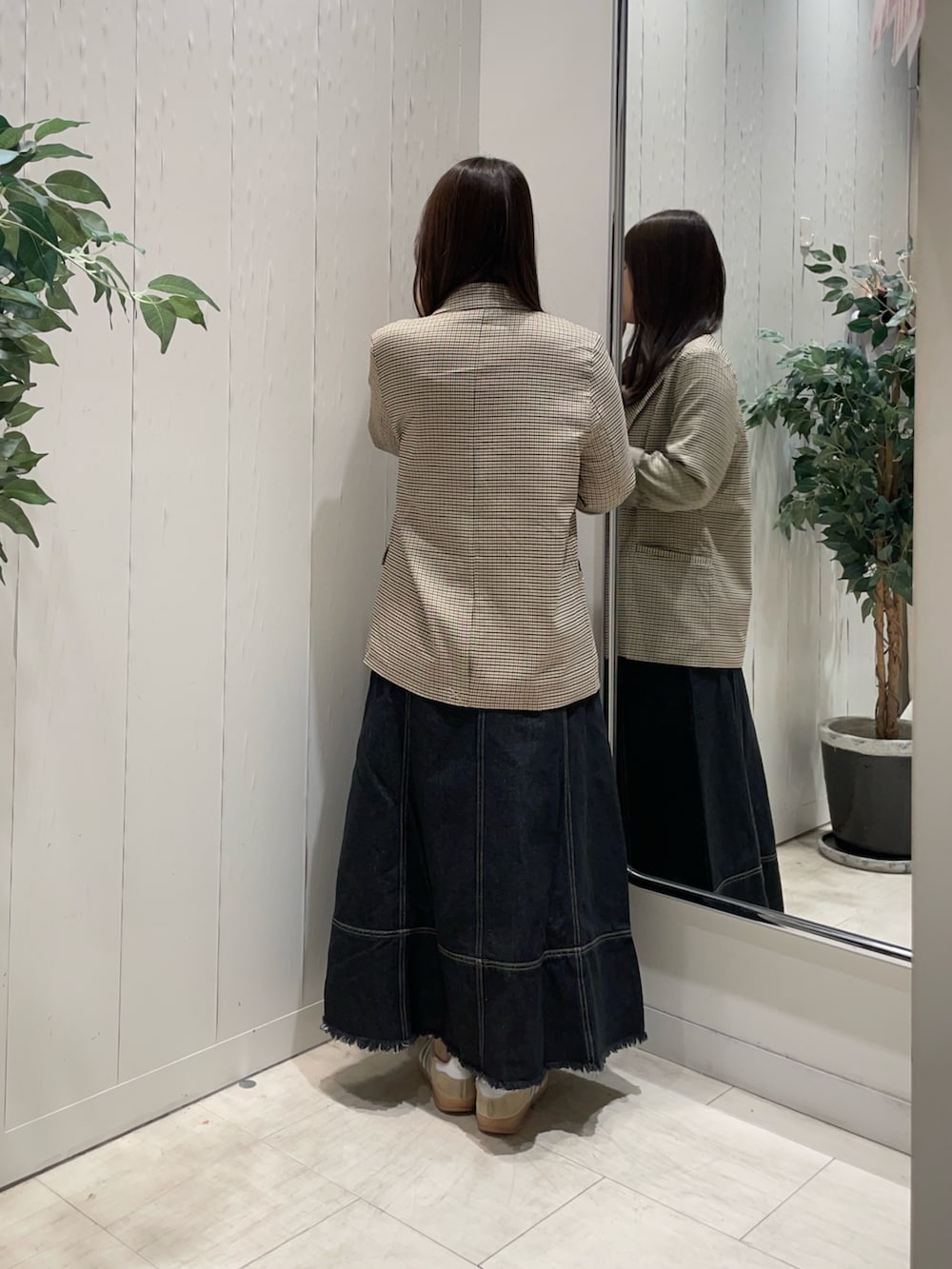 ベージュ系のTシャツ/カットソー、ベージュ系のテーラードジャケット、ブラック系のスカートを着用したレディースの秋コーディネートの3枚目の写真