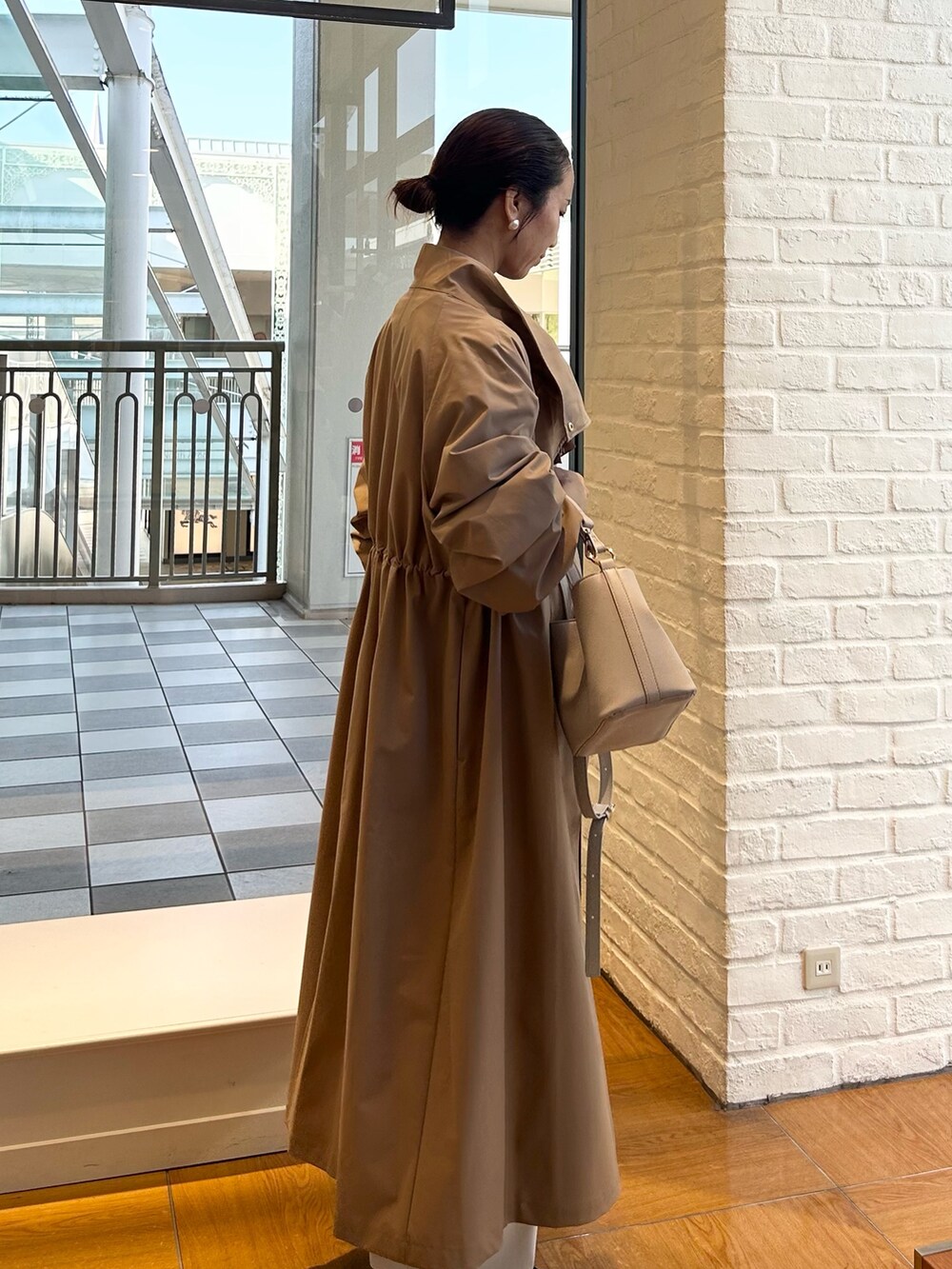 ブラウン系のシャツ/ブラウス、ホワイト系のその他パンツ、イエロー系のその他アウターを着用したレディースの冬コーディネートの2枚目の写真