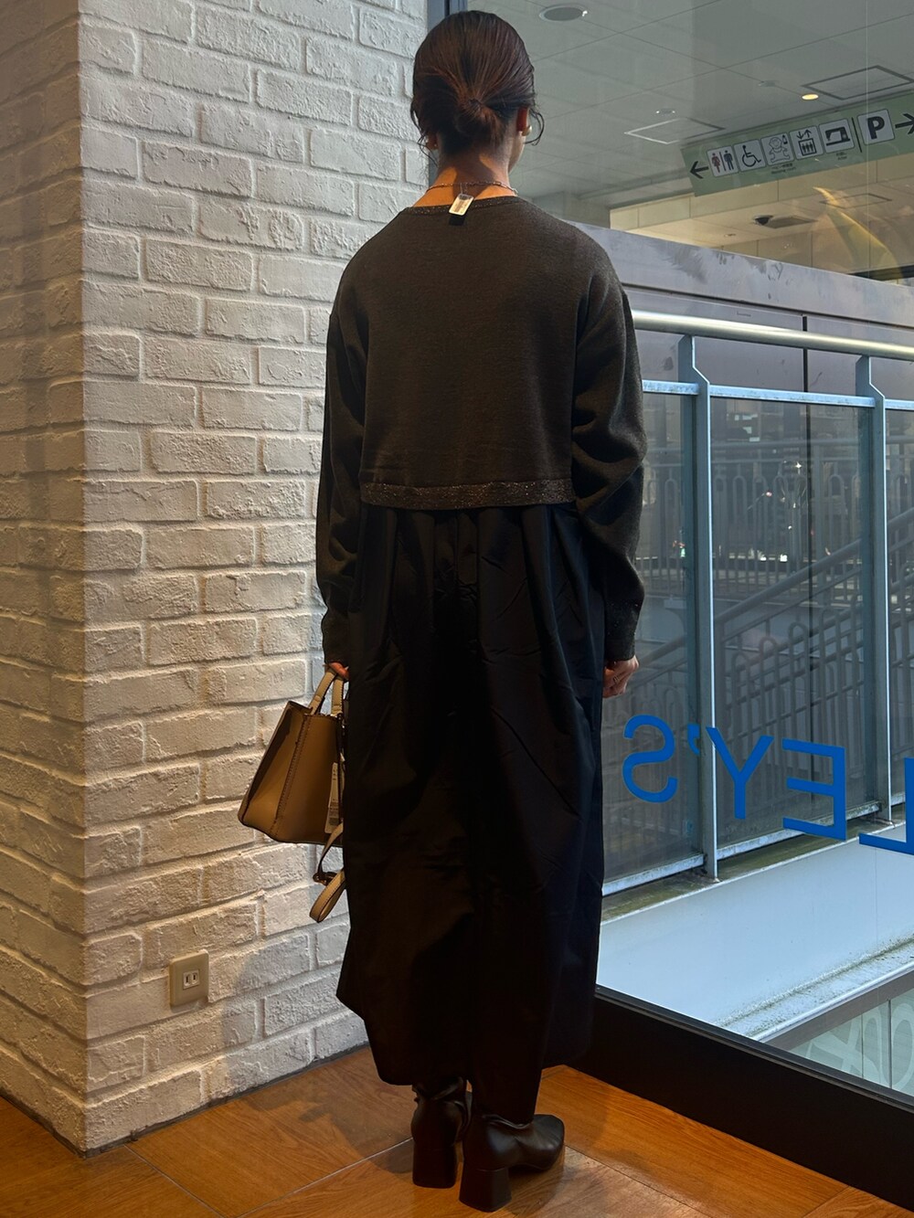 グレー系のワンピースを着用したレディースの冬コーディネートの5枚目の写真