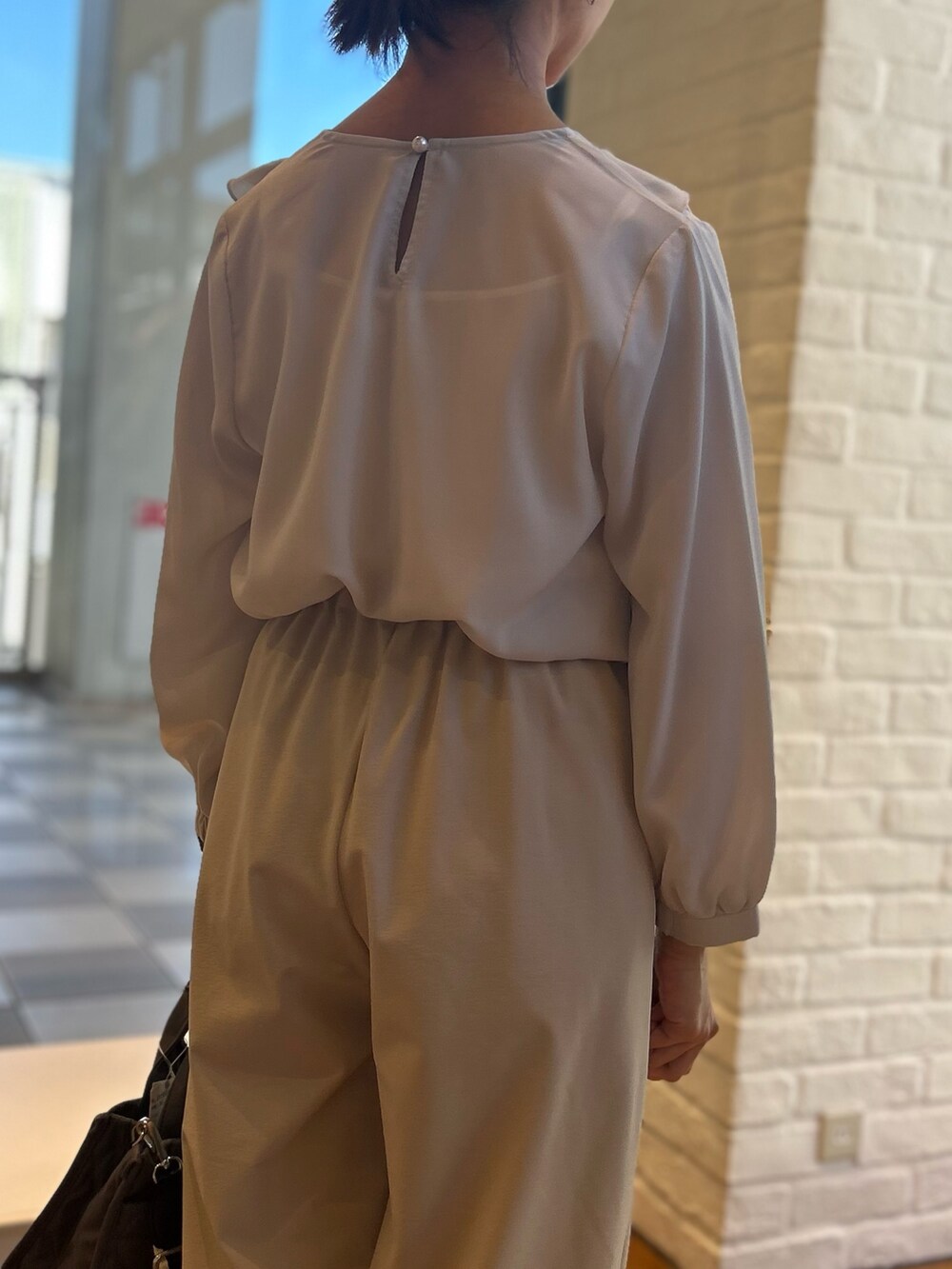 ベージュ系のその他パンツ、グレー系のトートバッグ、グレー系のシャツ/ブラウスを着用したレディースの秋コーディネートの5枚目の写真