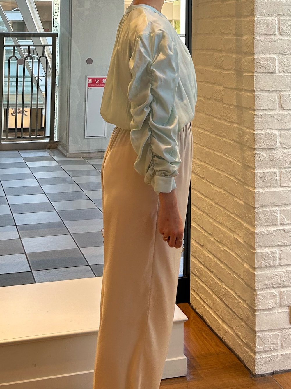 グリーン系のシャツ/ブラウス、ホワイト系のその他パンツを着用したレディースの春コーディネートの2枚目の写真