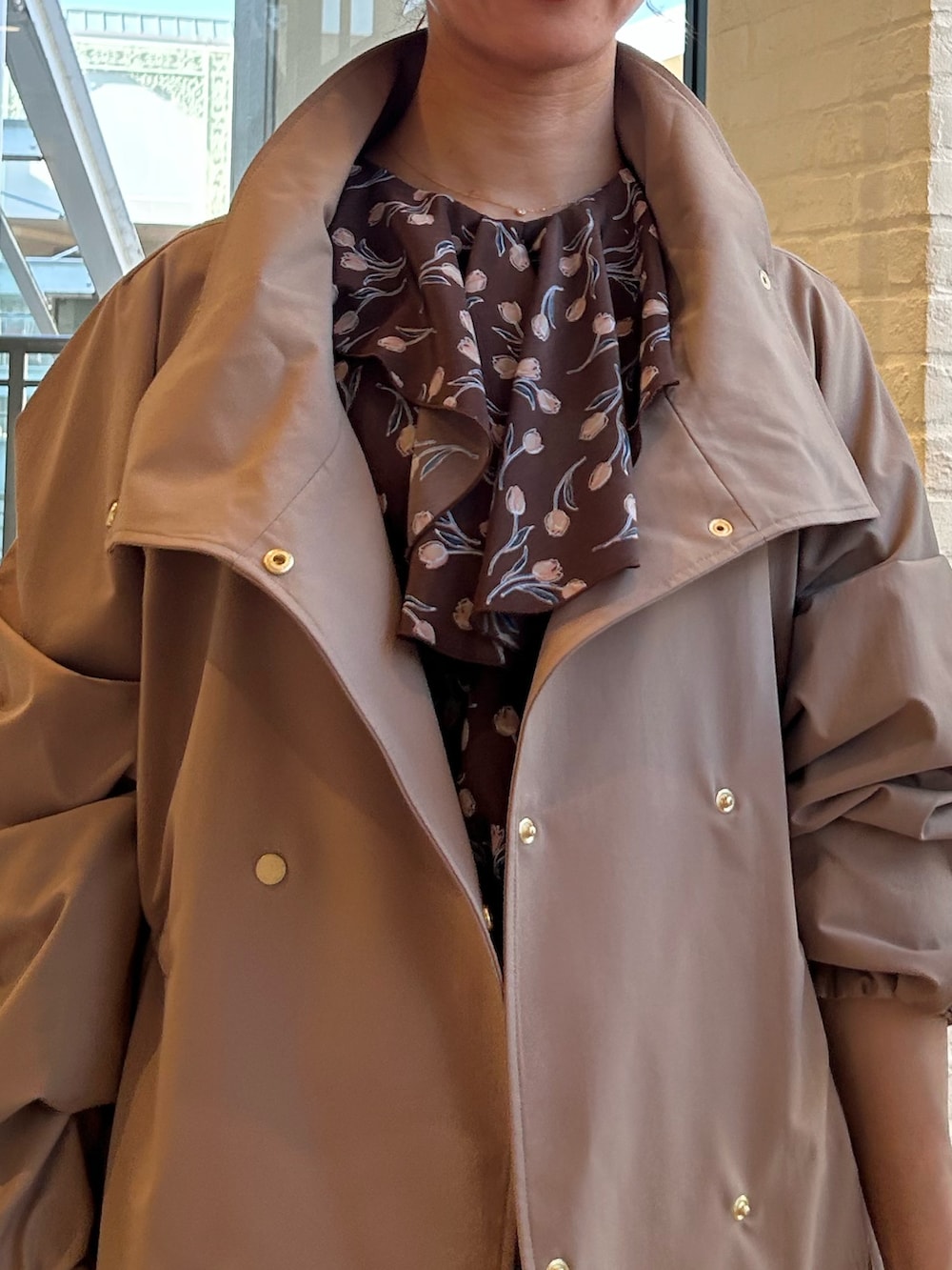 ブラウン系のシャツ/ブラウス、ホワイト系のその他パンツ、イエロー系のその他アウターを着用したレディースの冬コーディネートの3枚目の写真