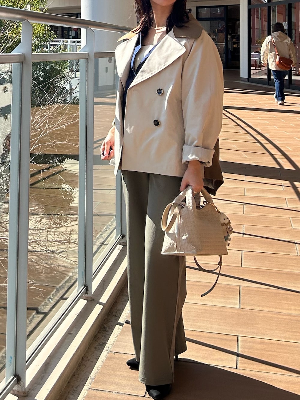 ベージュ系のブルゾン、グリーン系のその他パンツ、ブルー系のシャツ/ブラウスを着用したレディースの春コーディネートの6枚目の写真