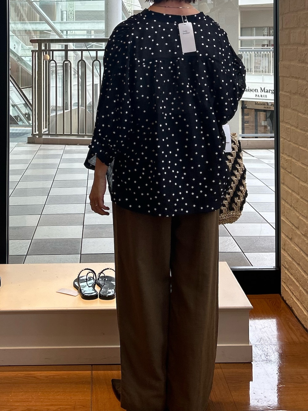 ブルー系のその他パンツ、ベージュ系のTシャツ/カットソー、ブラック系のシャツ/ブラウスを着用したレディースの夏コーディネートの3枚目の写真