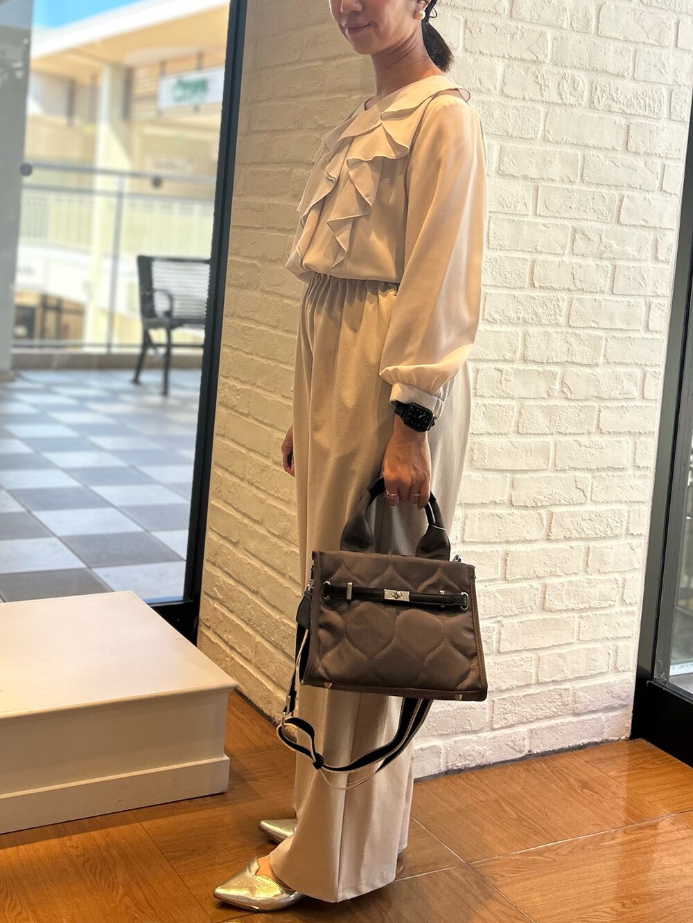 ベージュ系のその他パンツ、グレー系のトートバッグ、グレー系のシャツ/ブラウスを着用したレディースの秋コーディネートの2枚目の写真