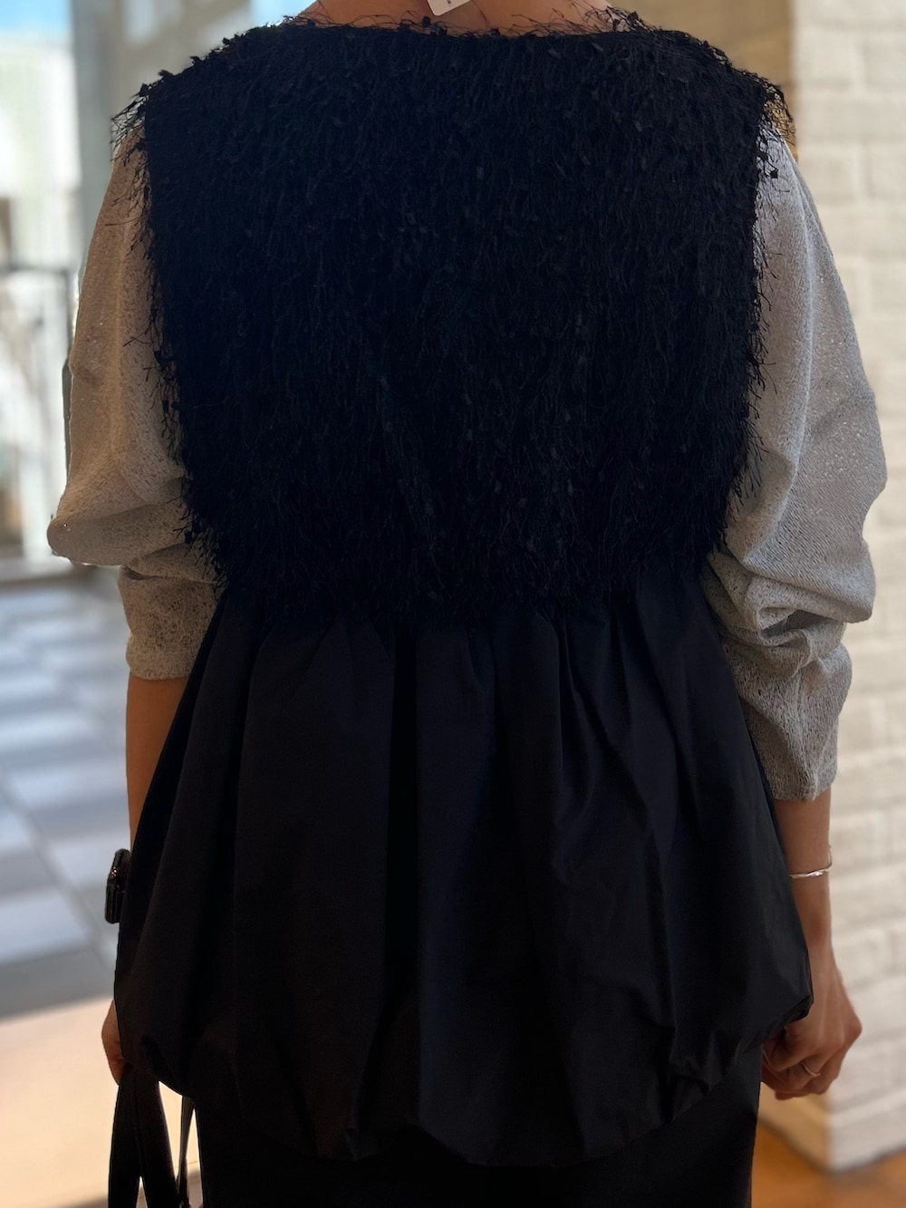 ブラック系のシャツ/ブラウス、ブラック系のその他パンツ、イエロー系のトートバッグを着用したレディースの秋コーディネートの6枚目の写真