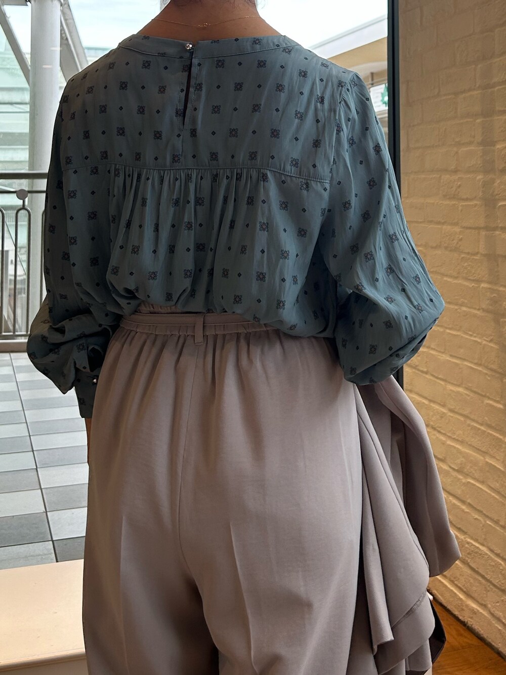 ベージュ系のノーカラージャケット、ベージュ系のその他パンツ、ブルー系のシャツ/ブラウスを着用したレディースの秋コーディネートの5枚目の写真