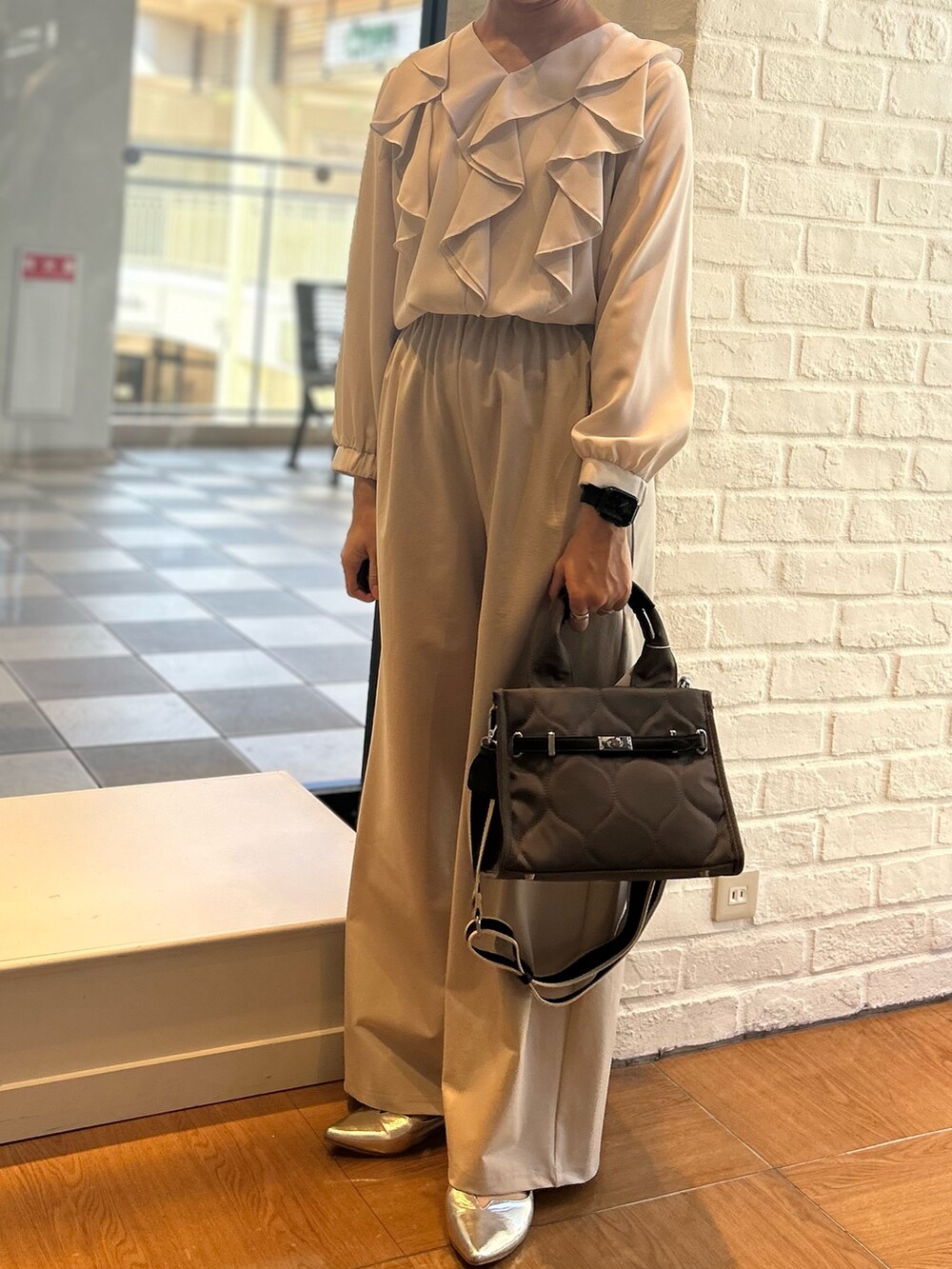 ベージュ系のその他パンツ、グレー系のトートバッグ、グレー系のシャツ/ブラウスを着用したレディースの秋コーディネートの6枚目の写真