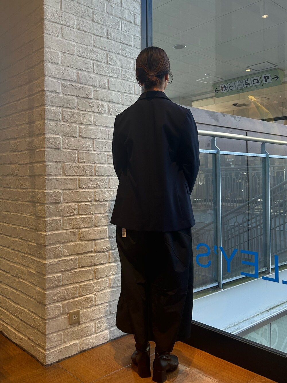 グレー系のワンピースを着用したレディースの冬コーディネートの2枚目の写真