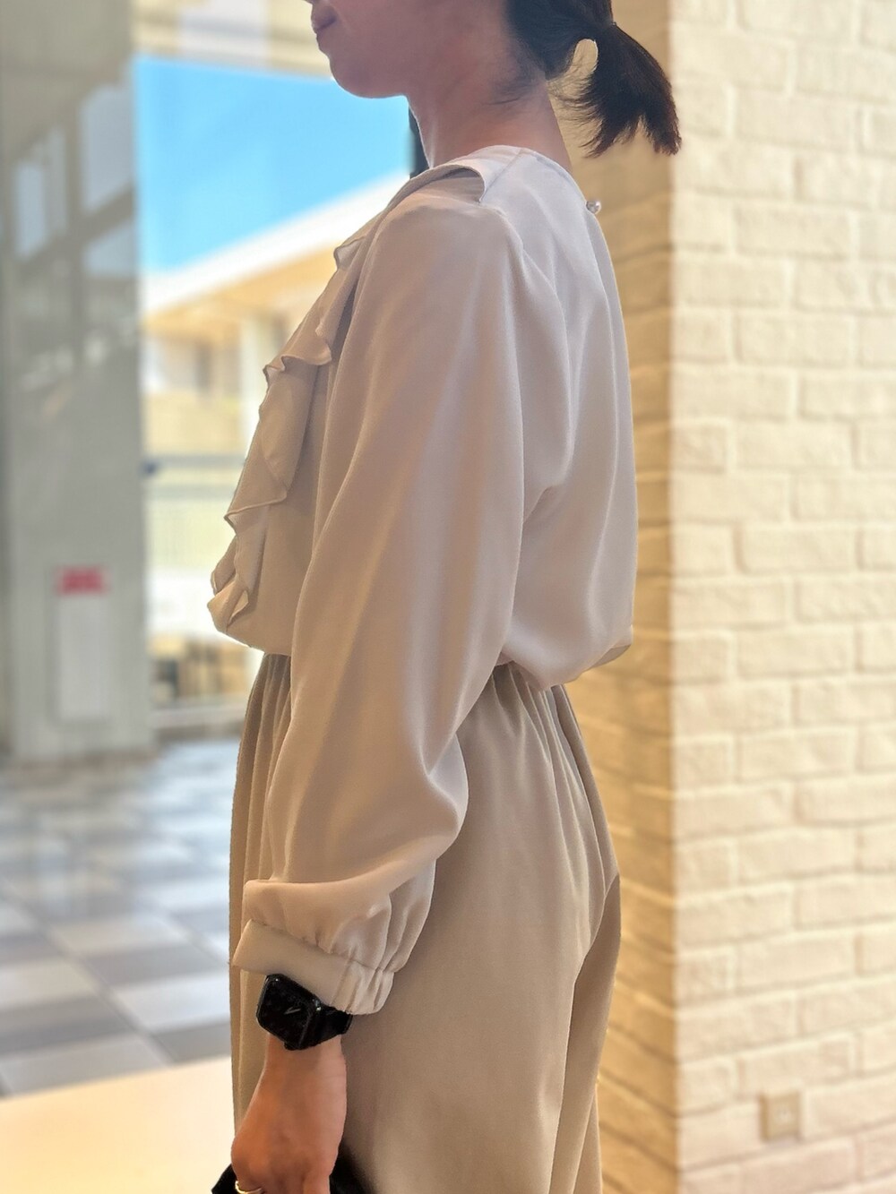 ベージュ系のその他パンツ、グレー系のトートバッグ、グレー系のシャツ/ブラウスを着用したレディースの秋コーディネートの4枚目の写真