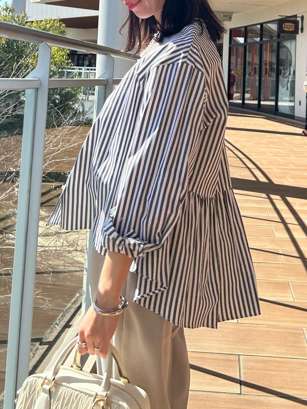 ベージュ系のその他パンツ、グレー系のシャツ/ブラウスを着用したレディースの春コーディネートの5枚目の写真