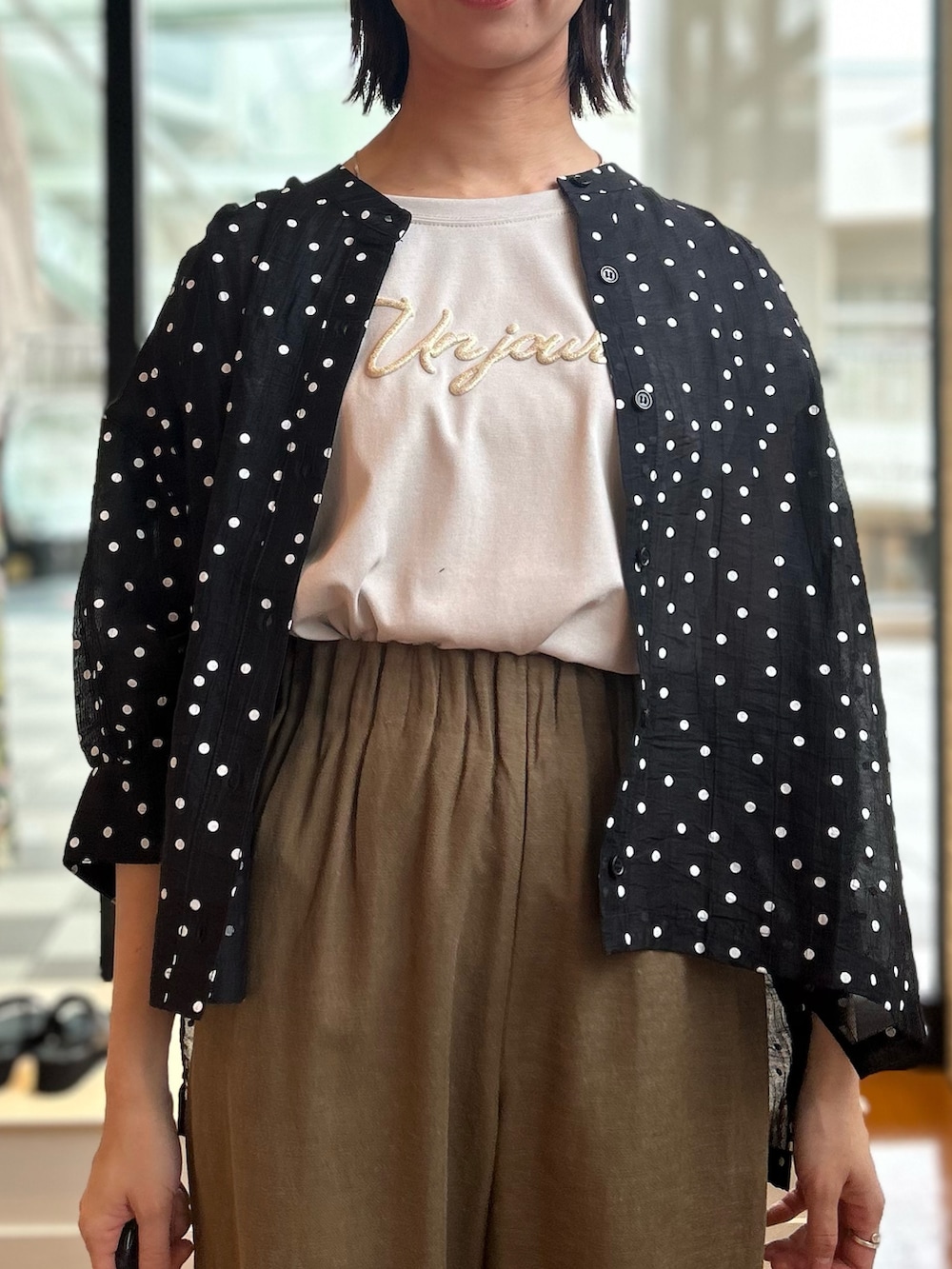 ブルー系のその他パンツ、ベージュ系のTシャツ/カットソー、ブラック系のシャツ/ブラウスを着用したレディースの夏コーディネートの5枚目の写真