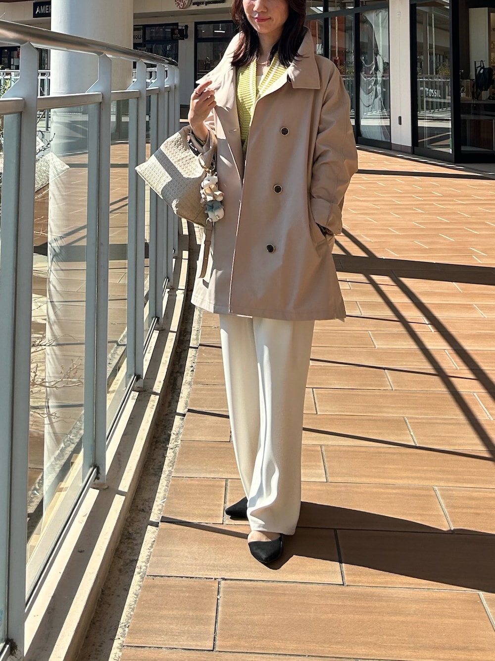 ホワイト系のその他パンツ、ベージュ系のその他アウター、イエロー系のカーディガン/ボレロを着用したレディースの春コーディネートの7枚目の写真