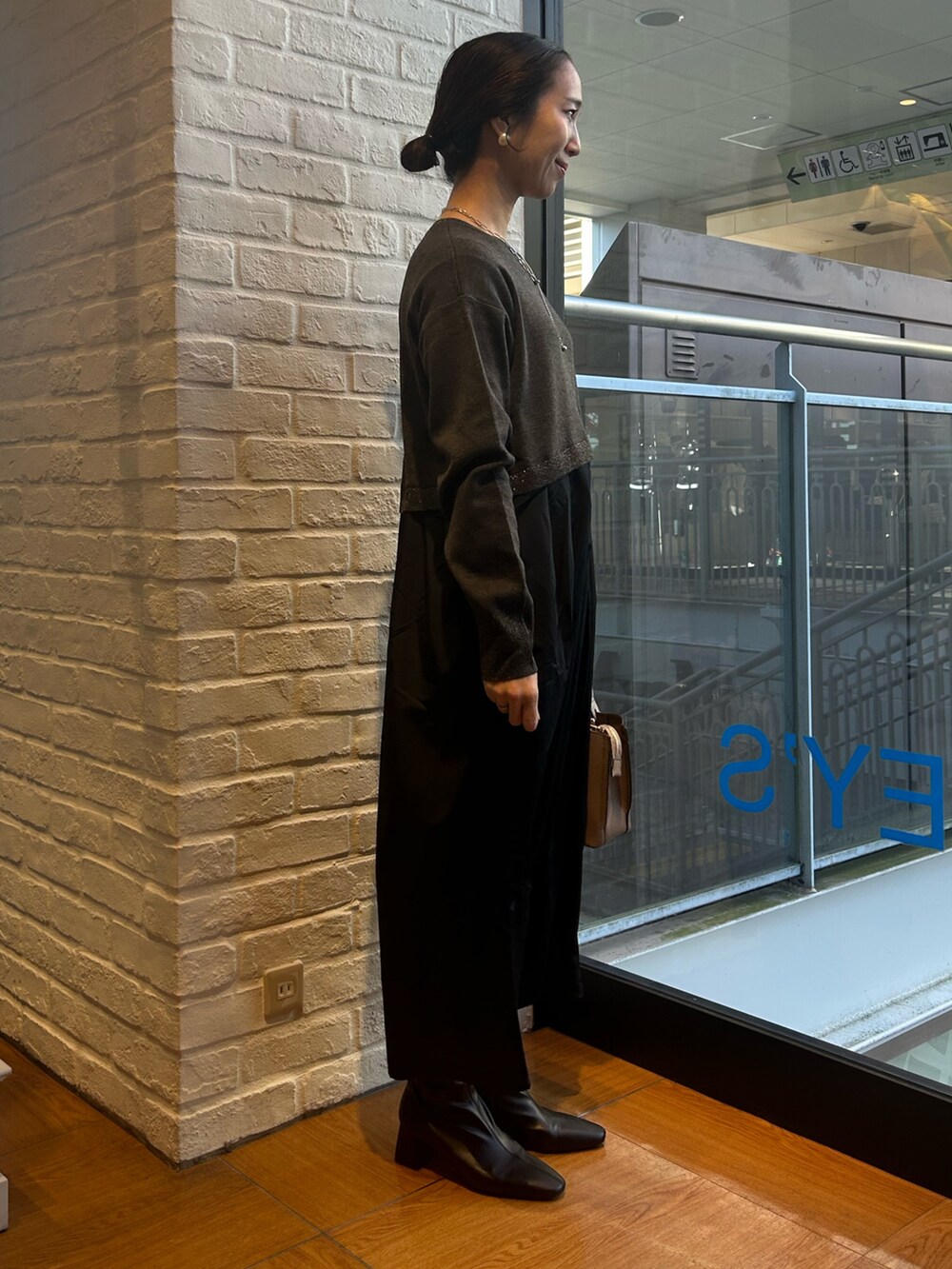 グレー系のワンピースを着用したレディースの冬コーディネートの4枚目の写真