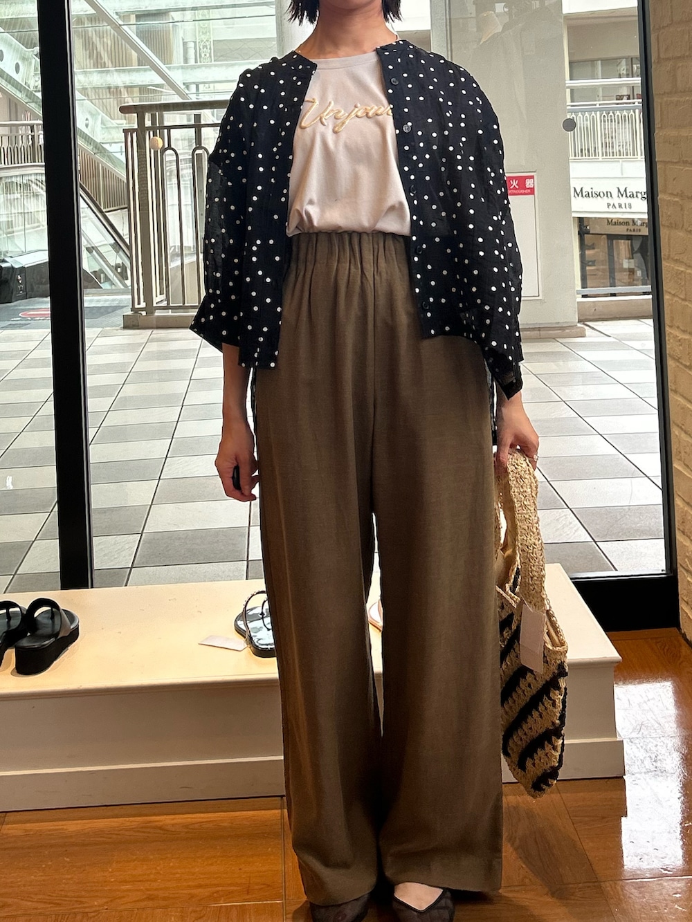 ブルー系のその他パンツ、ベージュ系のTシャツ/カットソー、ブラック系のシャツ/ブラウスを着用したレディースの夏コーディネートの4枚目の写真