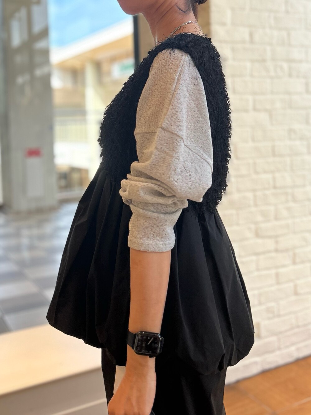 ブラック系のシャツ/ブラウス、ブラック系のその他パンツ、イエロー系のトートバッグを着用したレディースの秋コーディネートの5枚目の写真