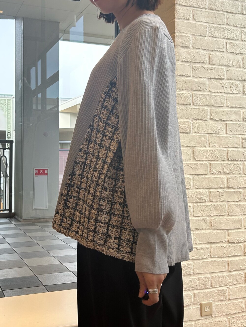 グレー系のニット/セーター、ブラック系のその他パンツ、ホワイト系のボストンバッグを着用したレディースの冬コーディネートの5枚目の写真