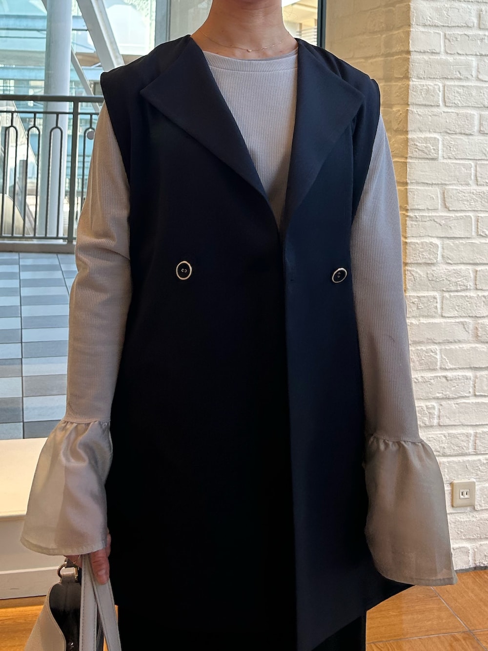 ブルー系のダウンジャケット/コート、グリーン系のスカートを着用したレディースの春コーディネートの3枚目の写真