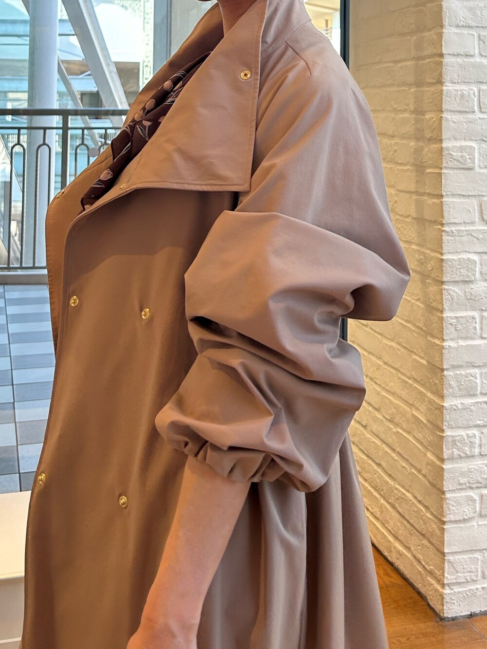 ブラウン系のシャツ/ブラウス、ホワイト系のその他パンツ、イエロー系のその他アウターを着用したレディースの冬コーディネートの4枚目の写真