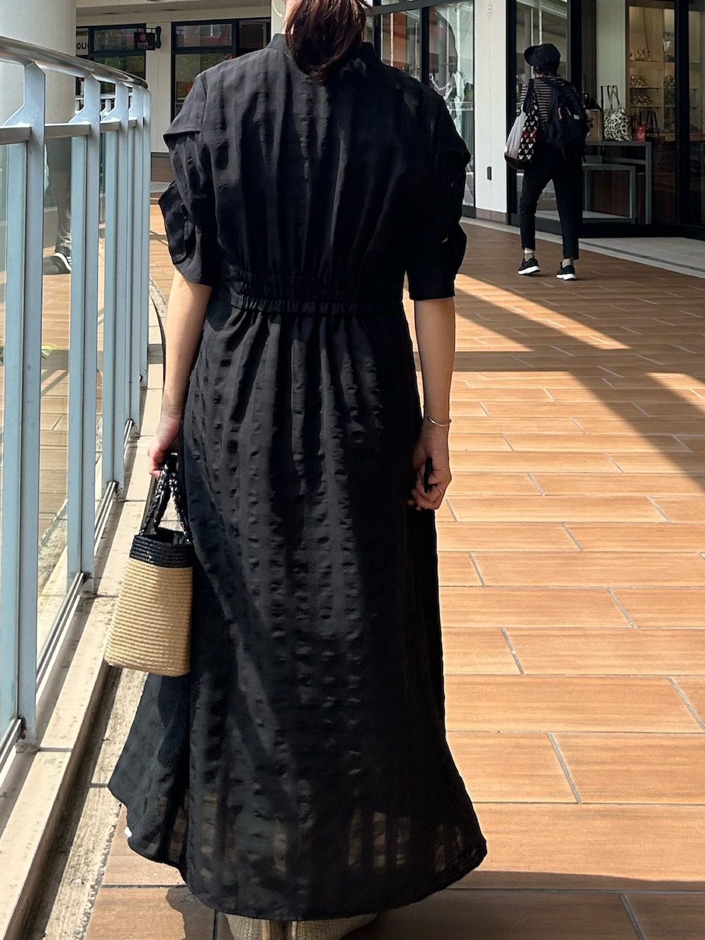 ブラック系のワンピースを着用したレディースの夏コーディネートの3枚目の写真