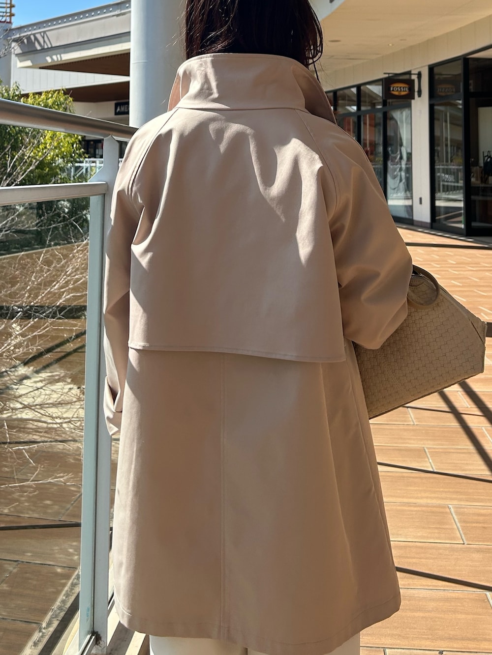 ホワイト系のその他パンツ、ベージュ系のその他アウター、イエロー系のカーディガン/ボレロを着用したレディースの春コーディネートの4枚目の写真