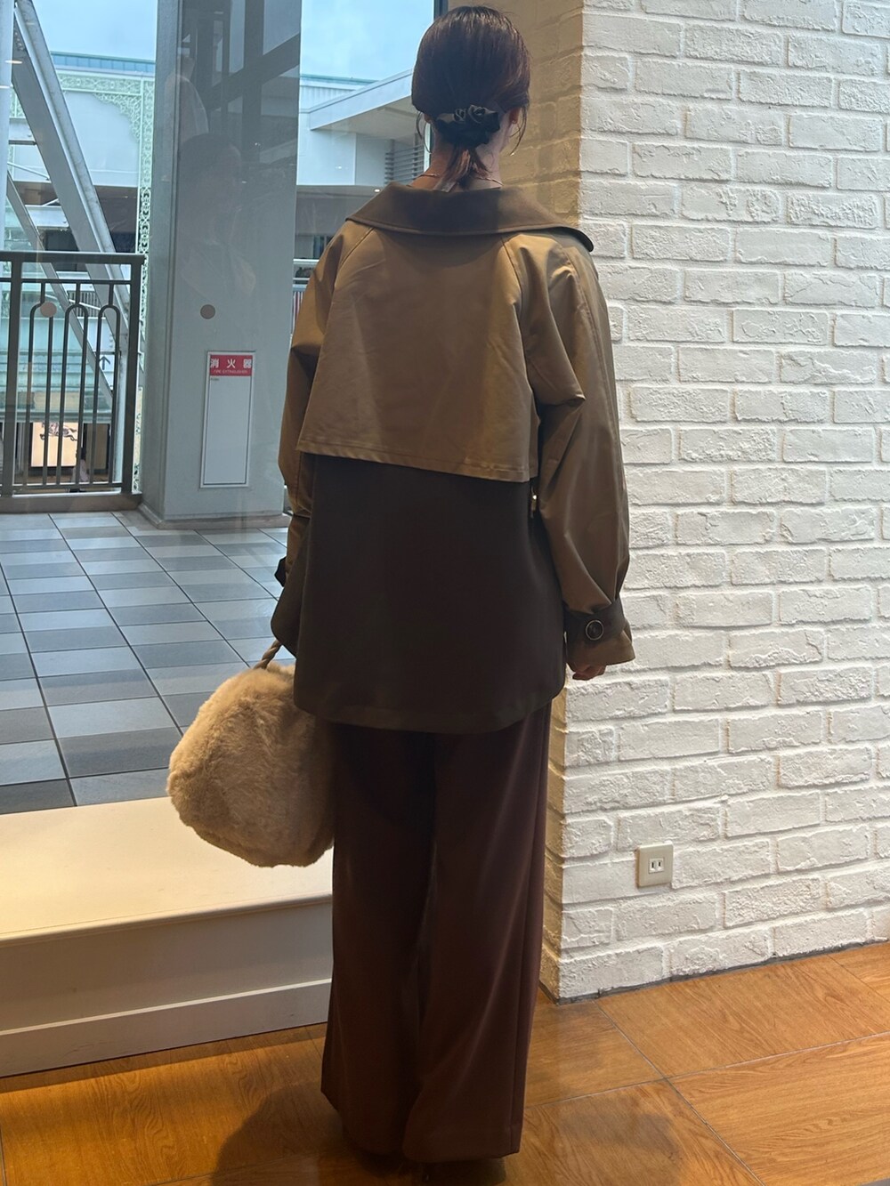 ブラウン系のその他パンツ、ブラウン系のニット/セーター、ホワイト系のトートバッグを着用したレディースの秋コーディネートの2枚目の写真