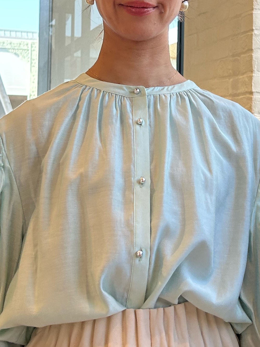 グリーン系のシャツ/ブラウス、ホワイト系のその他パンツを着用したレディースの春コーディネートの4枚目の写真