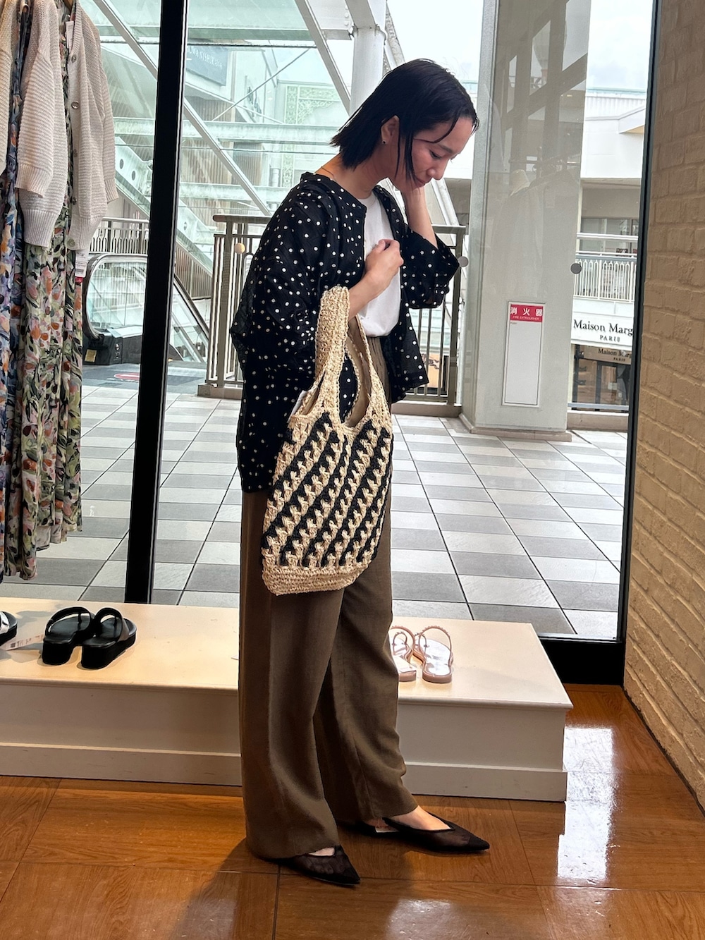 ブルー系のその他パンツ、ベージュ系のTシャツ/カットソー、ブラック系のシャツ/ブラウスを着用したレディースの夏コーディネートの2枚目の写真