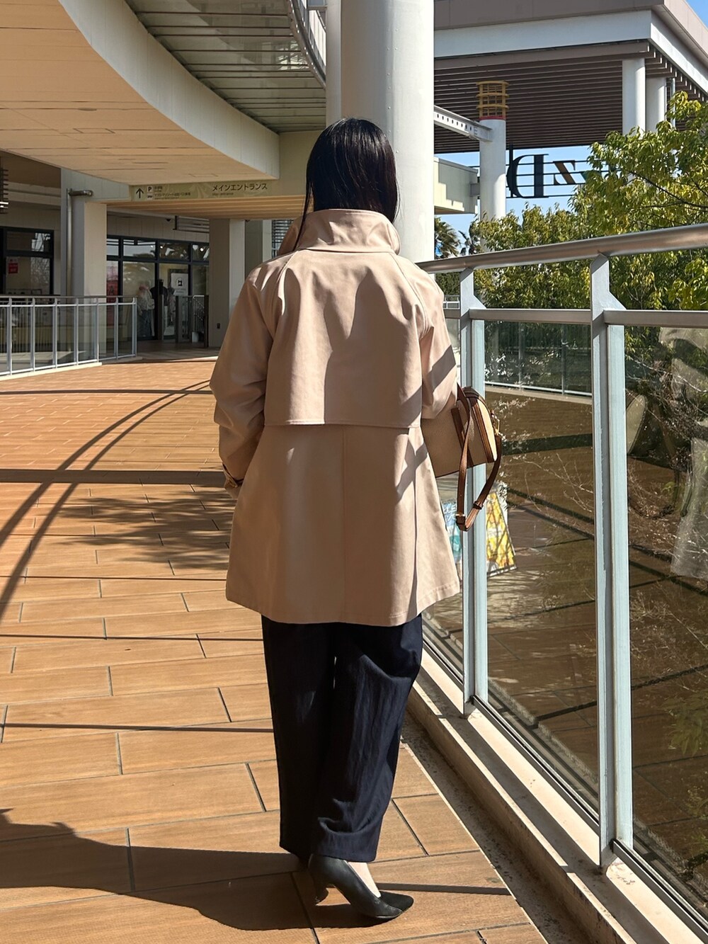 グレー系のその他アウター、ブルー系のデニムパンツ、ブラック系のカーディガン/ボレロを着用したレディースの春コーディネートの3枚目の写真