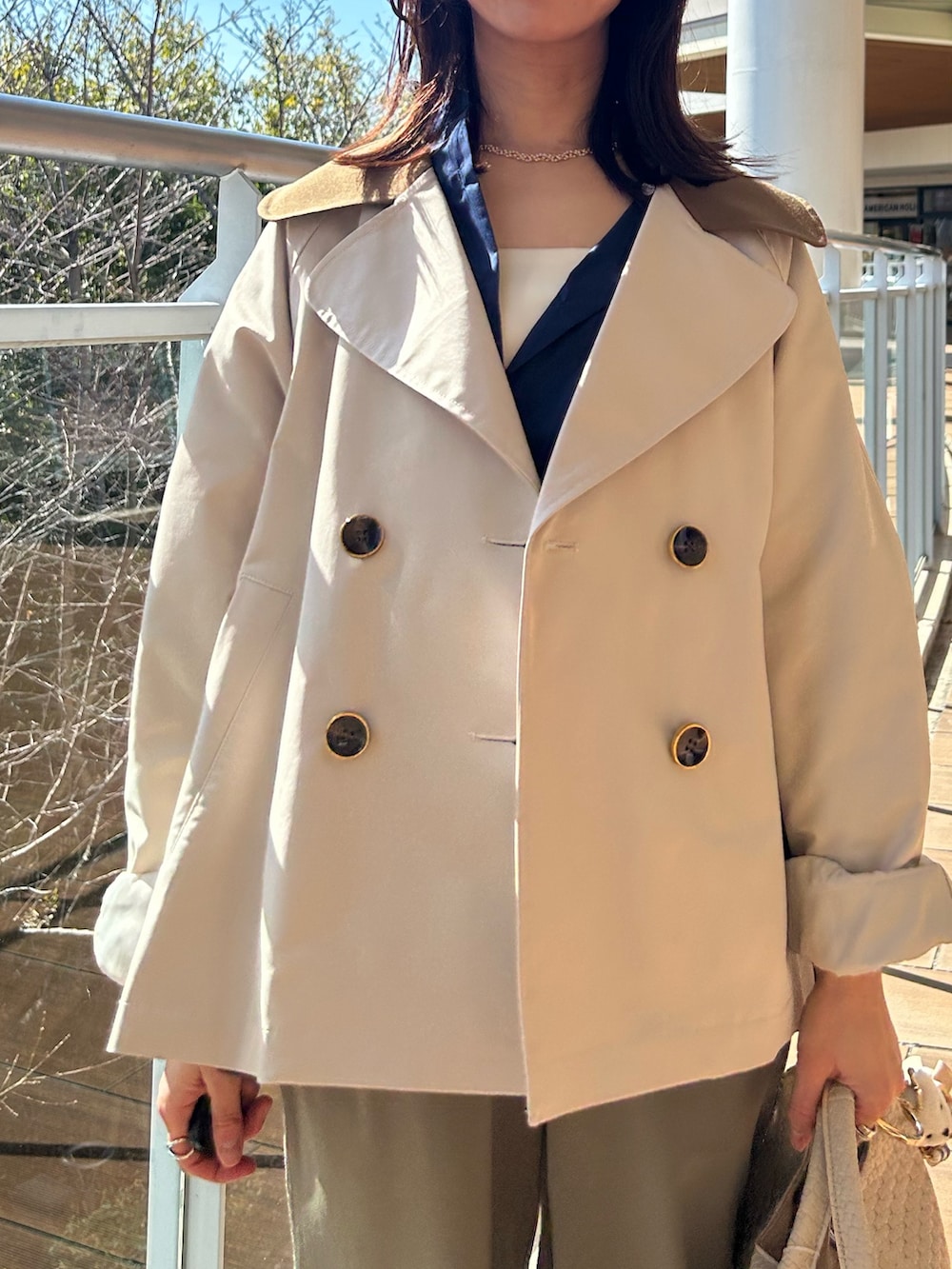 ベージュ系のブルゾン、グリーン系のその他パンツ、ブルー系のシャツ/ブラウスを着用したレディースの春コーディネートの4枚目の写真