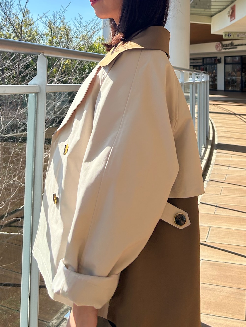 ベージュ系のブルゾン、グリーン系のその他パンツ、ブルー系のシャツ/ブラウスを着用したレディースの春コーディネートの5枚目の写真