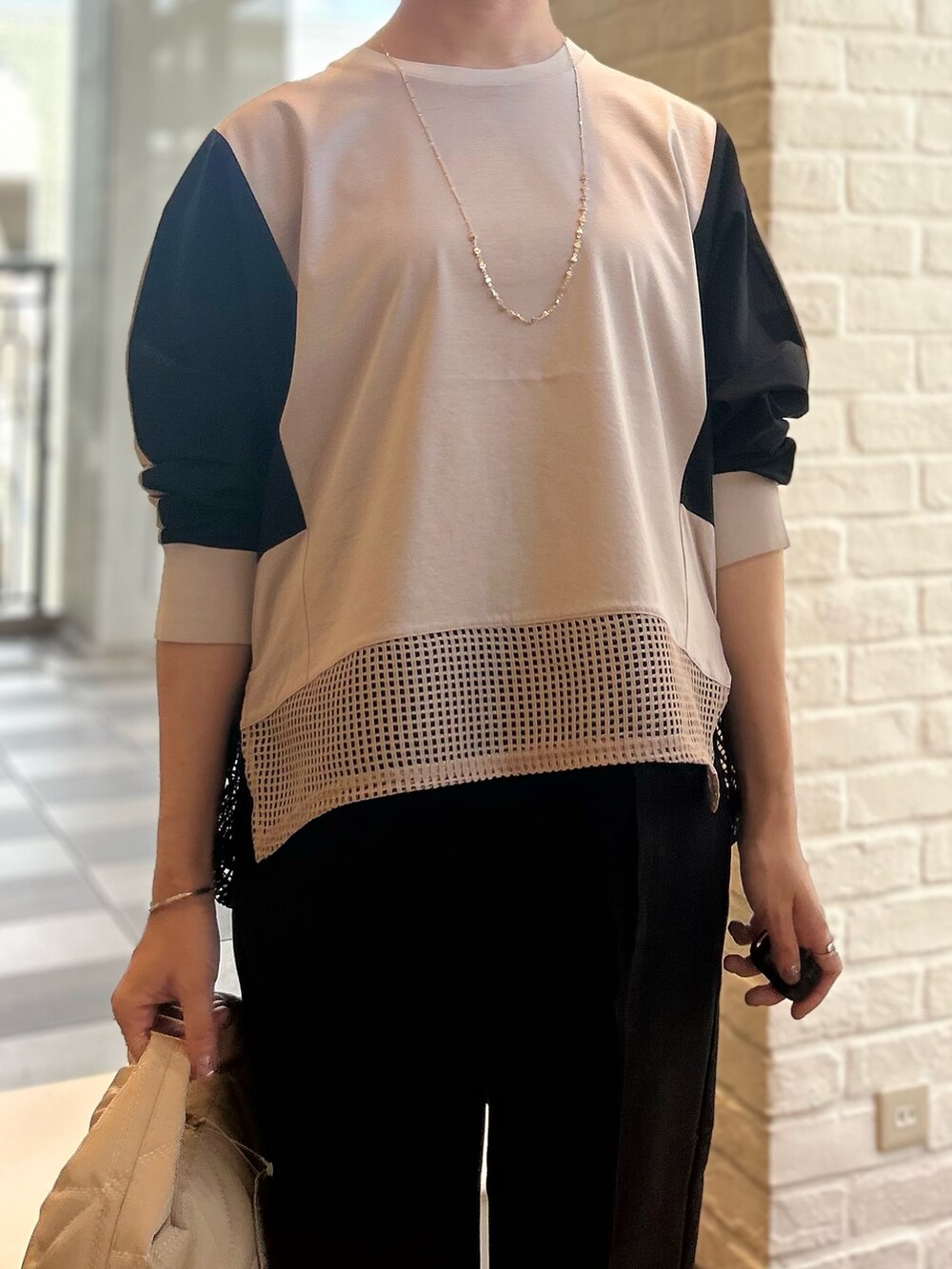 ベージュ系のTシャツ/カットソーを着用したレディースの夏コーディネートの3枚目の写真