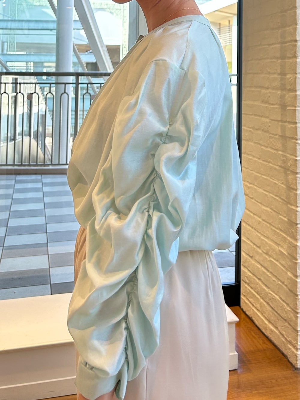 グリーン系のシャツ/ブラウス、ホワイト系のその他パンツを着用したレディースの春コーディネートの5枚目の写真