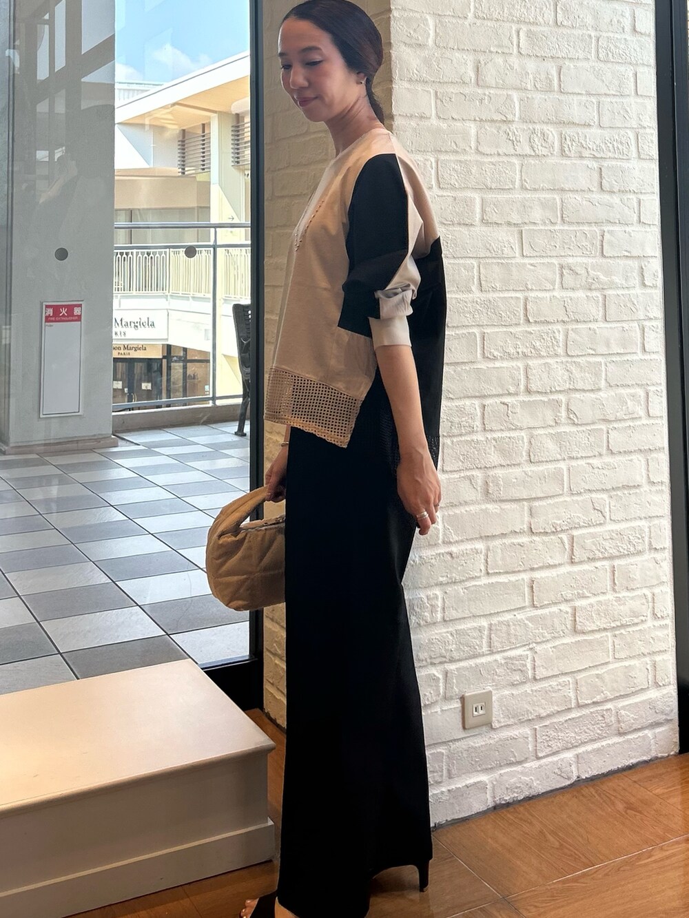 ベージュ系のTシャツ/カットソーを着用したレディースの夏コーディネートの4枚目の写真