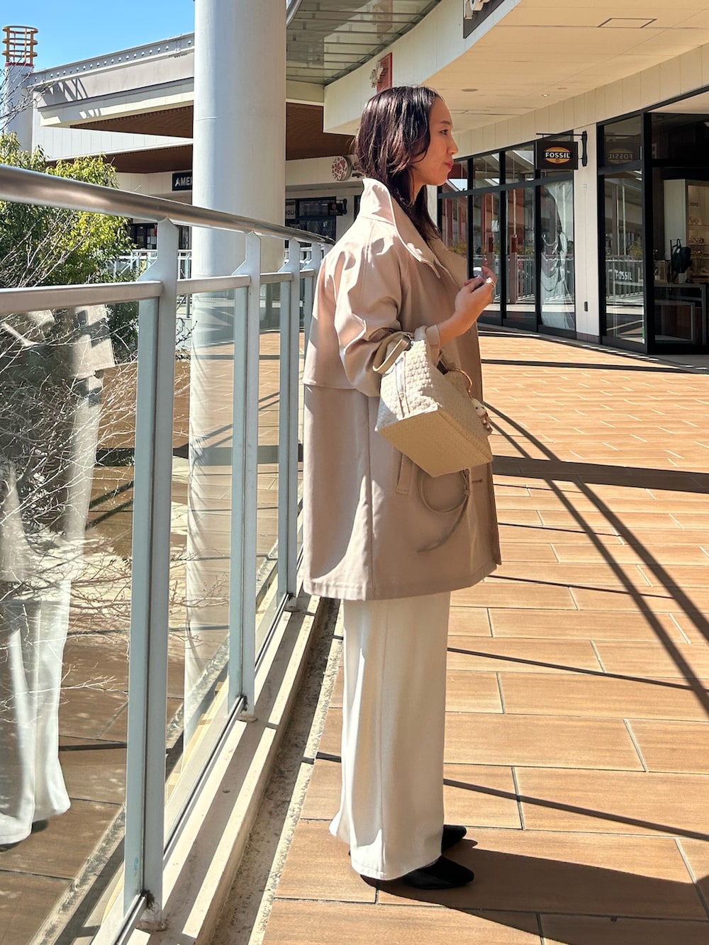 ホワイト系のその他パンツ、ベージュ系のその他アウター、イエロー系のカーディガン/ボレロを着用したレディースの春コーディネートの5枚目の写真