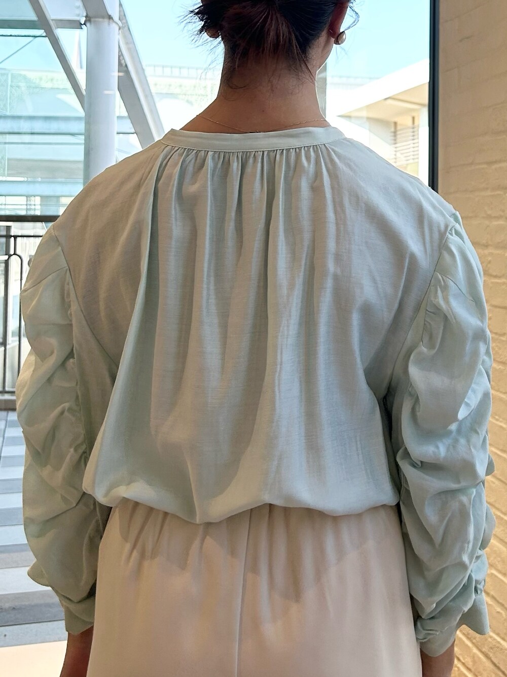 グリーン系のシャツ/ブラウス、ホワイト系のその他パンツを着用したレディースの春コーディネートの6枚目の写真