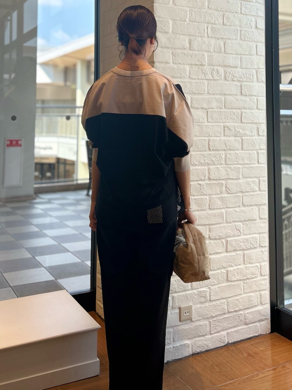 ベージュ系のTシャツ/カットソーを着用したレディースの夏コーディネートの5枚目の写真