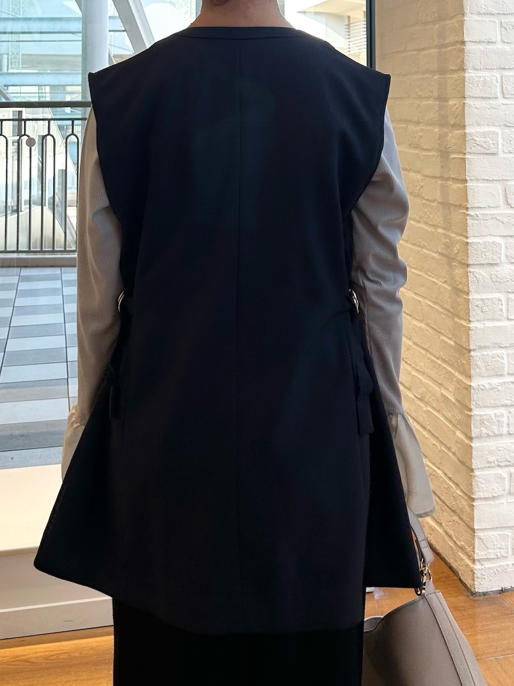 ブルー系のダウンジャケット/コート、グリーン系のスカートを着用したレディースの春コーディネートの5枚目の写真