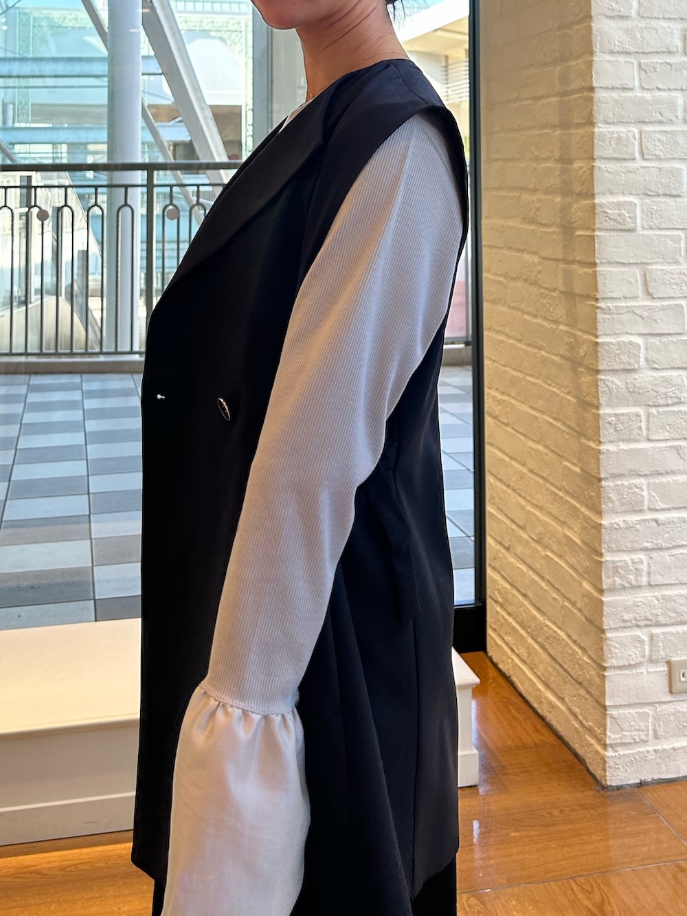 ブルー系のダウンジャケット/コート、グリーン系のスカートを着用したレディースの春コーディネートの4枚目の写真