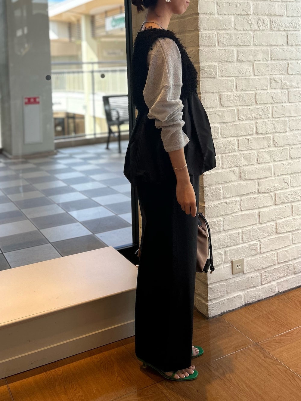 ブラック系のシャツ/ブラウス、ブラック系のその他パンツ、イエロー系のトートバッグを着用したレディースの秋コーディネートの2枚目の写真