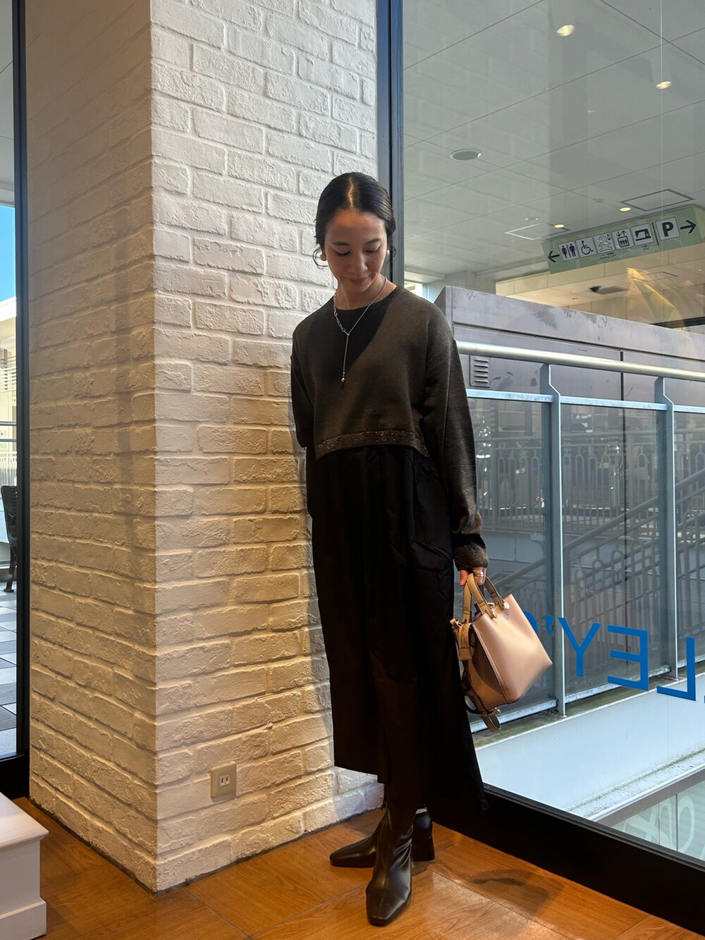 グレー系のワンピースを着用したレディースの冬コーディネートの3枚目の写真