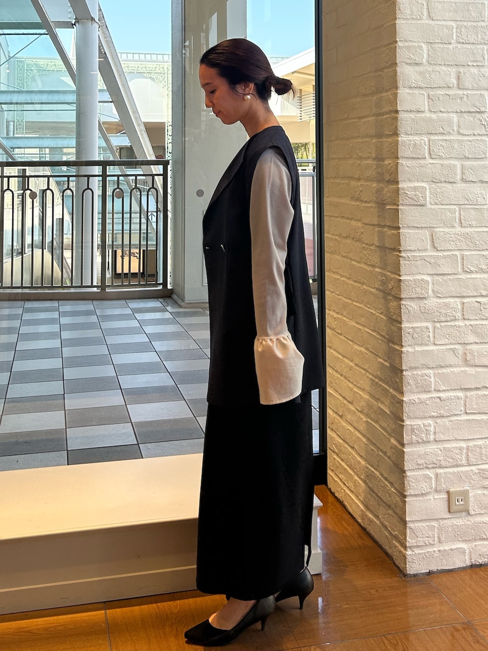 ブルー系のダウンジャケット/コート、グリーン系のスカートを着用したレディースの春コーディネートの2枚目の写真