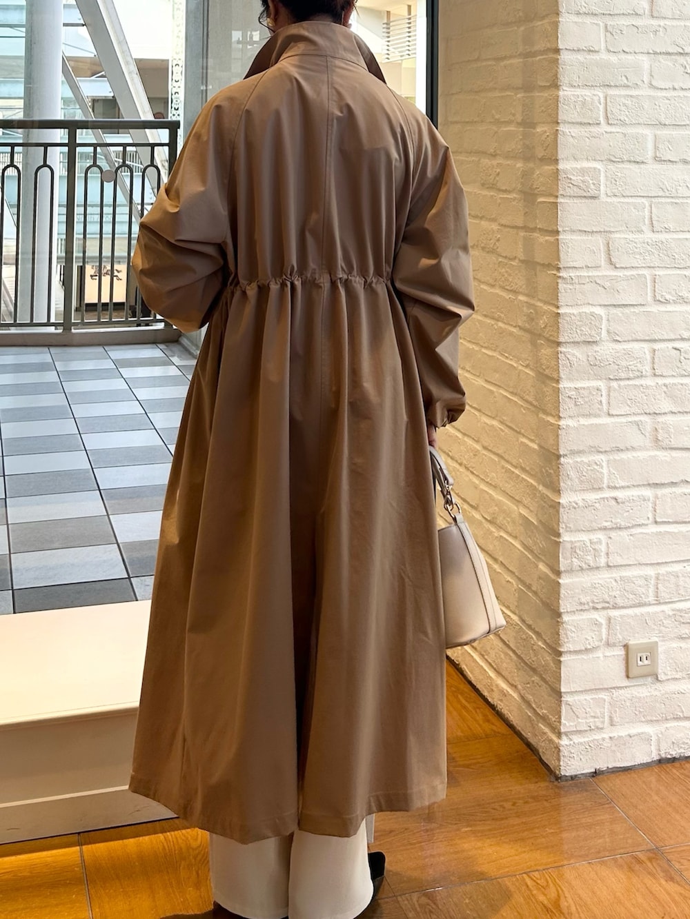 ブラウン系のシャツ/ブラウス、ホワイト系のその他パンツ、イエロー系のその他アウターを着用したレディースの冬コーディネートの5枚目の写真