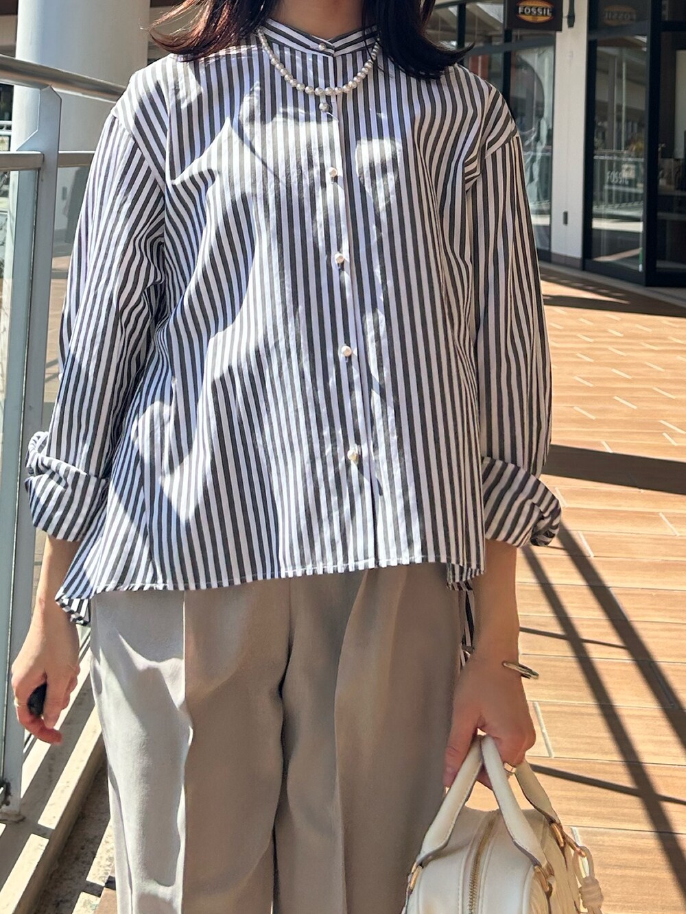 ベージュ系のその他パンツ、グレー系のシャツ/ブラウスを着用したレディースの春コーディネートの4枚目の写真