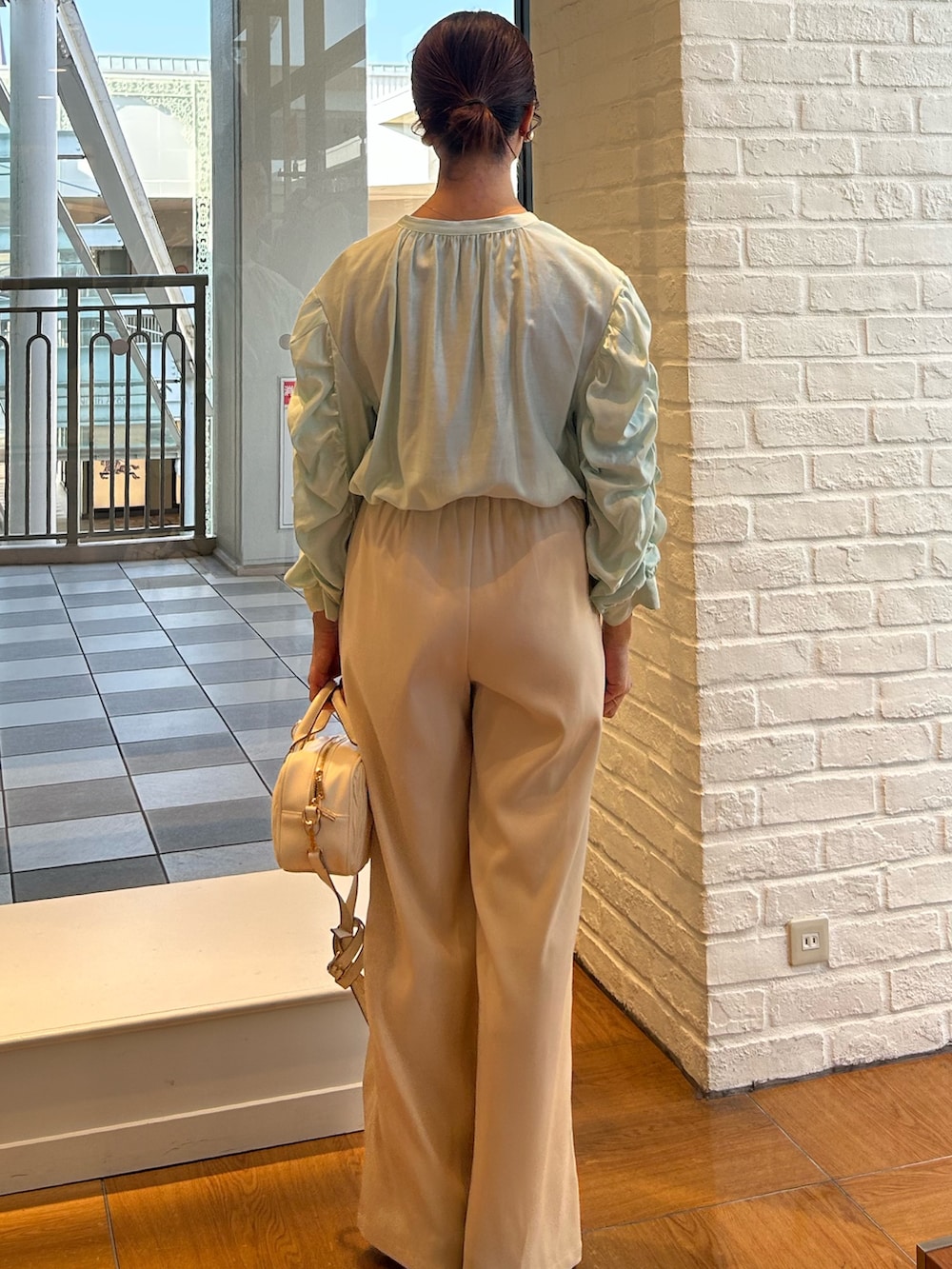 グリーン系のシャツ/ブラウス、ホワイト系のその他パンツを着用したレディースの春コーディネートの3枚目の写真