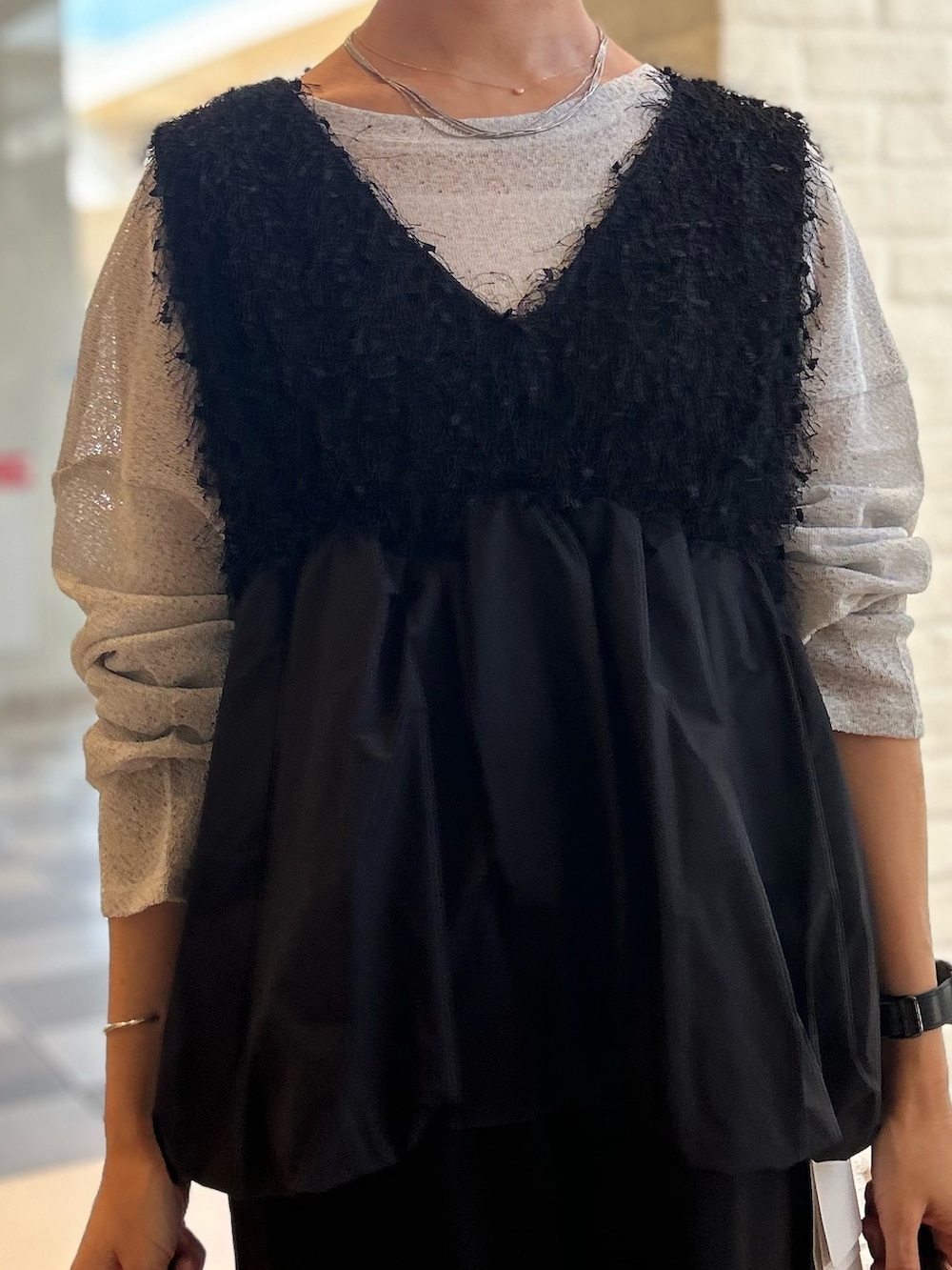 ブラック系のシャツ/ブラウス、ブラック系のその他パンツ、イエロー系のトートバッグを着用したレディースの秋コーディネートの4枚目の写真