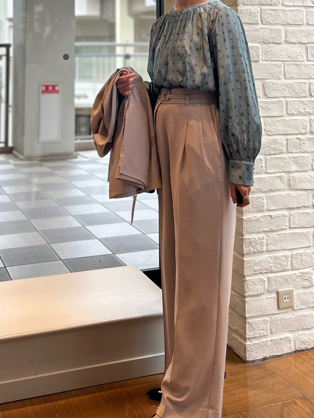 ベージュ系のノーカラージャケット、ベージュ系のその他パンツ、ブルー系のシャツ/ブラウスを着用したレディースの秋コーディネートの4枚目の写真