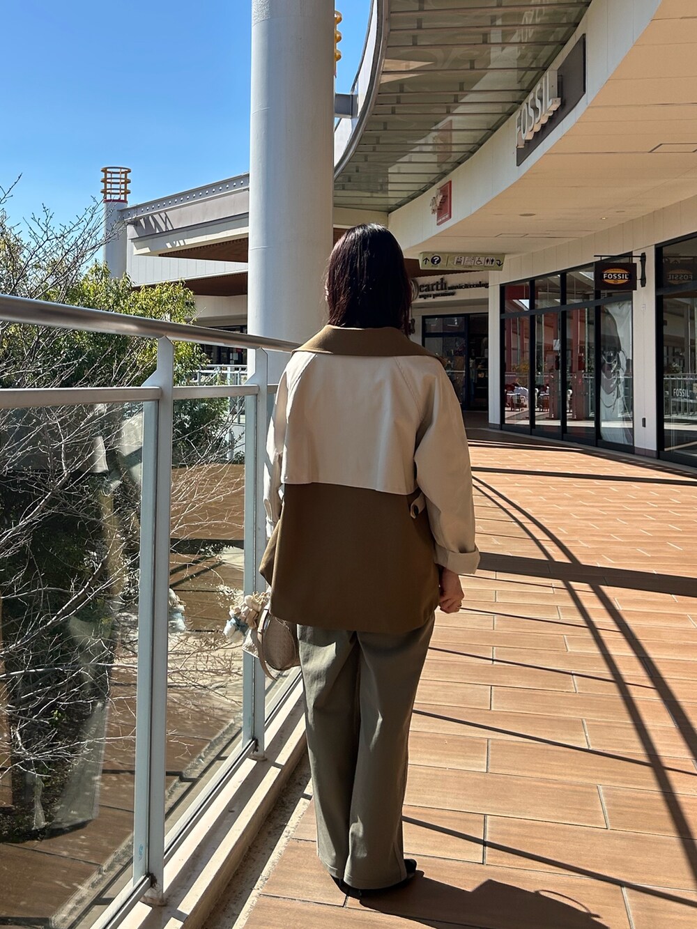 ベージュ系のブルゾン、グリーン系のその他パンツ、ブルー系のシャツ/ブラウスを着用したレディースの春コーディネートの3枚目の写真